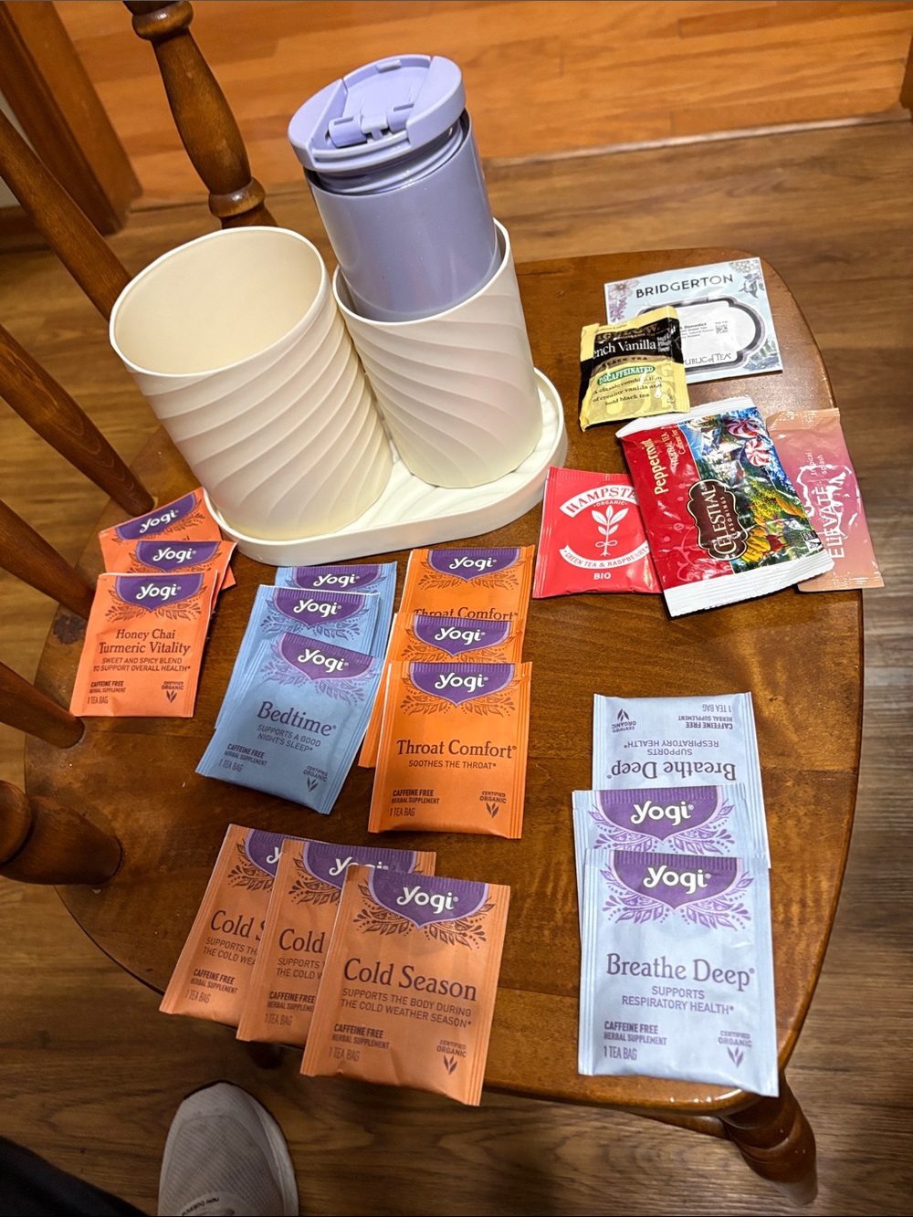 Starbucks cup with yogi tea bags in beige containers. Tea bags in container. - Picture 13 of 16